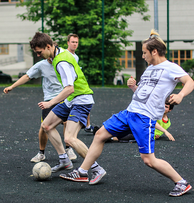 Студенты НИТУ МИСИС играют в футбол