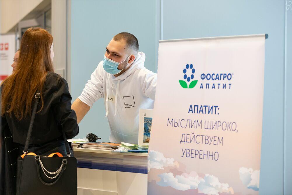 Студенты на ярмарке вакансий