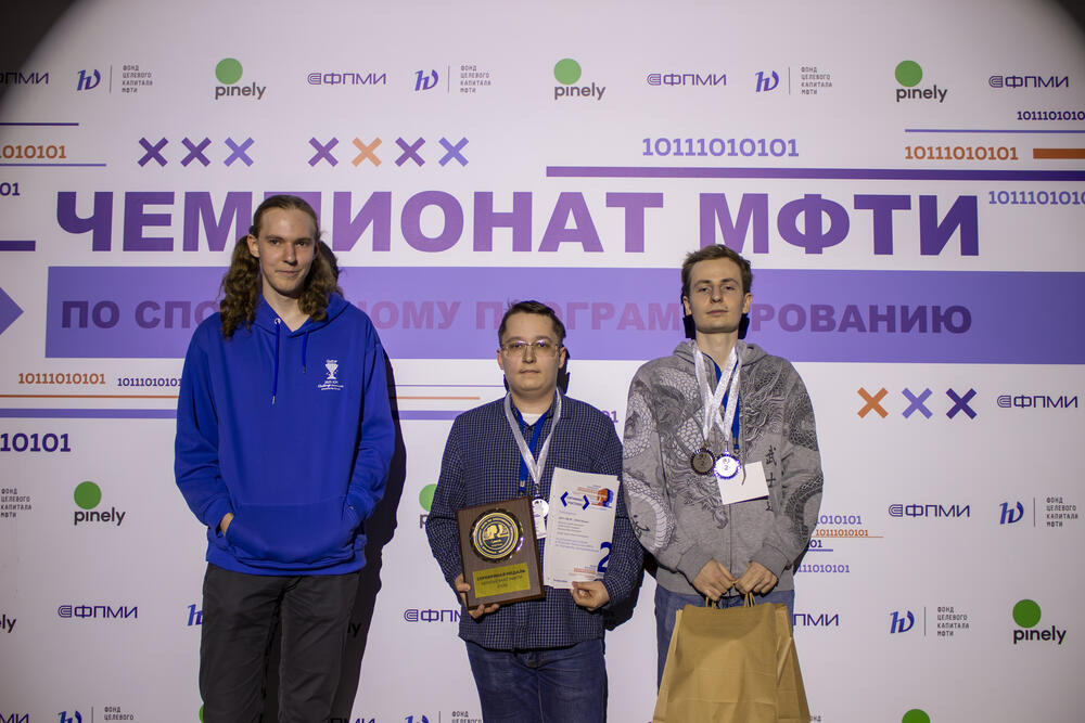 Групповая фотография участников клуба на мероприятии