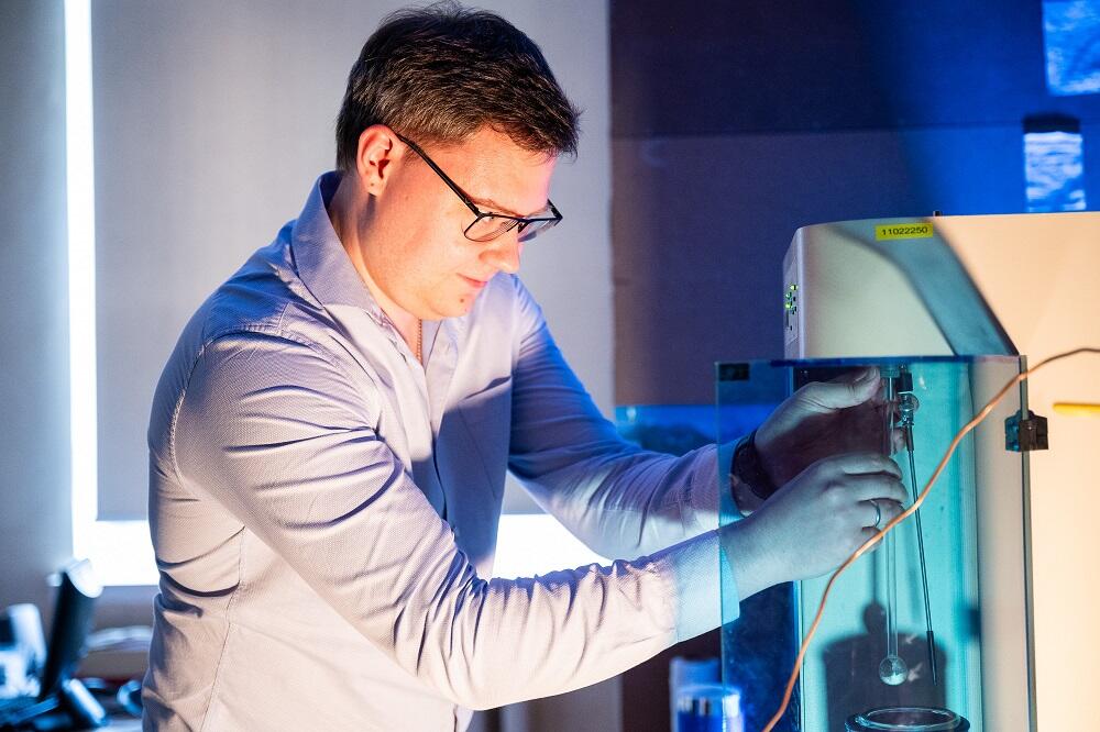 Ученый НИТУ МИСИС в лаборатории
