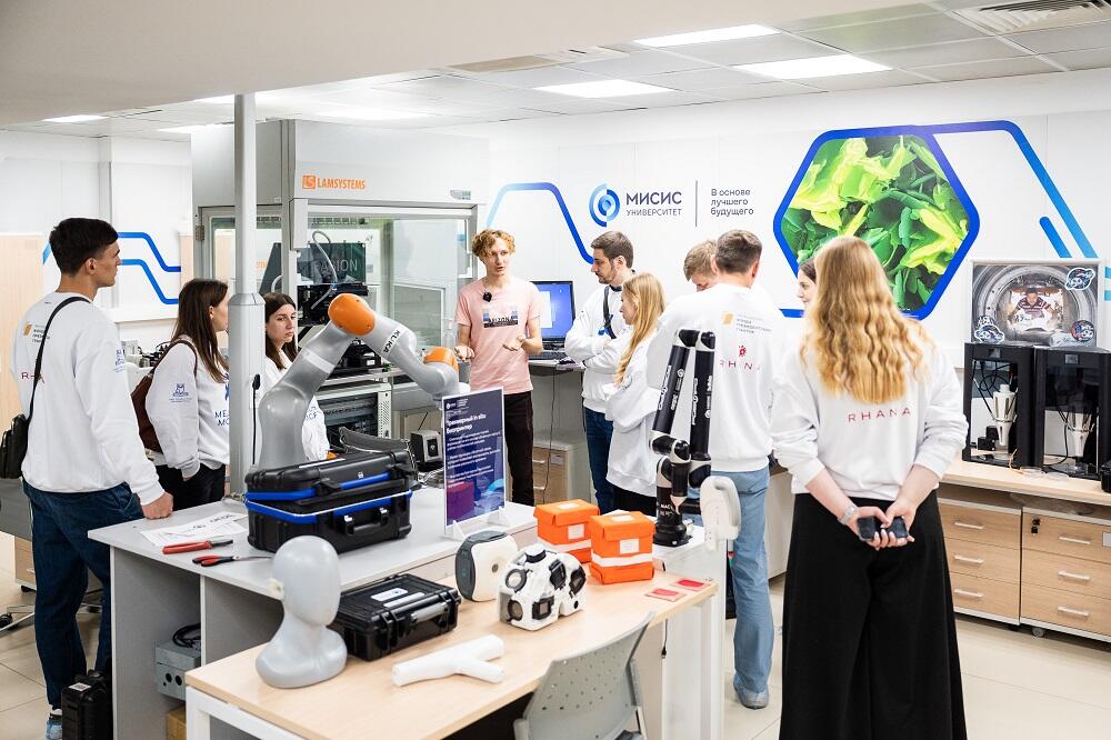 Исследователь НИТУ МИСИС показывает участникам слёта лабораторию НИТУ МИСИС
