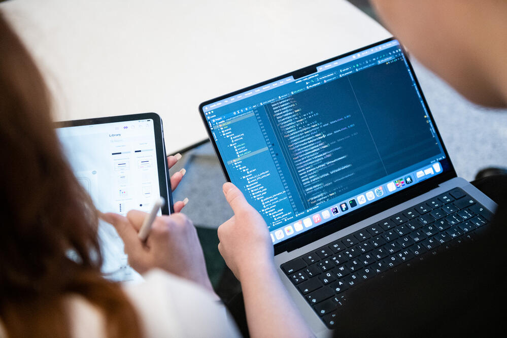 Студент НИТУ МИСИС за ноутбуком