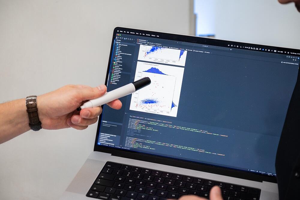 Алгоритмы на экране ноутбука