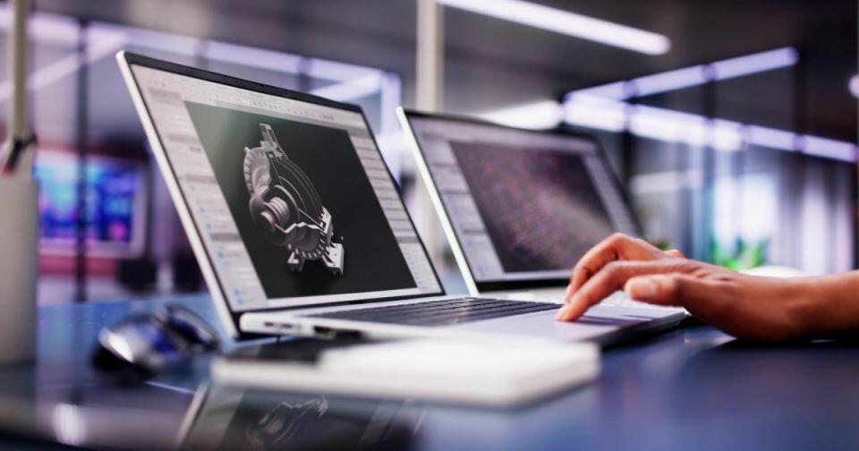 Ноутбук с проектом на экране