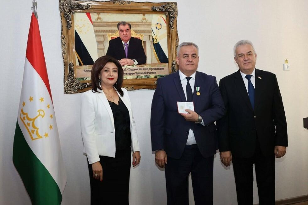 Дилрабо Мансури и Саидзода Рахим Хамро вручают награду Муминджону Анваровичу Джураеву