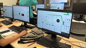 На изображении занятия в рамках предпрофессиональных каникул в НИТУ МИСИС