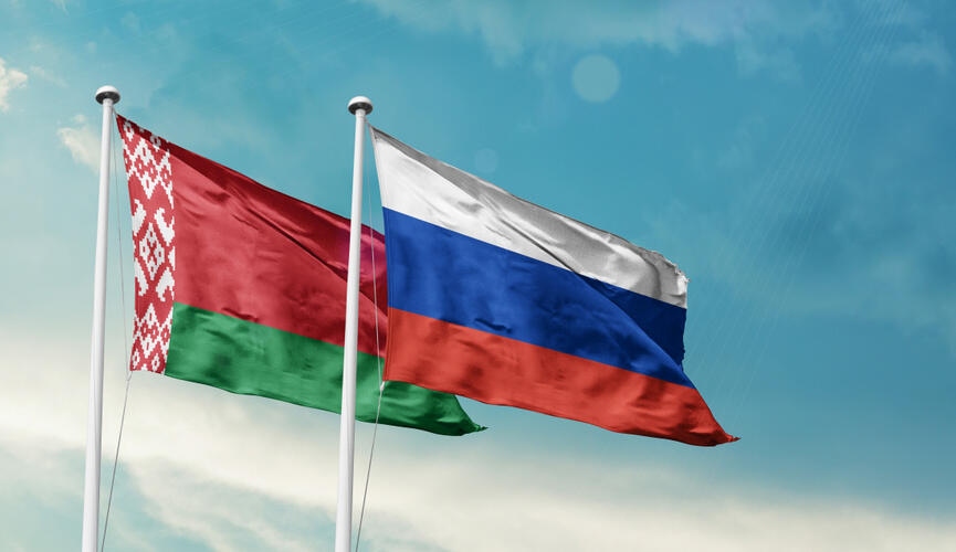 Флаги Белоруссии и России. Источник: Shutterstock