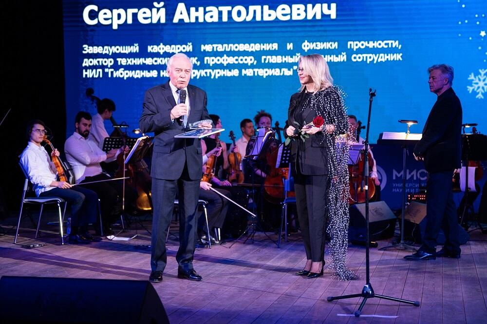 Сцена конкурса профессионального мастерства «Человек года». Алевтина Черникова и Сергей Никулин