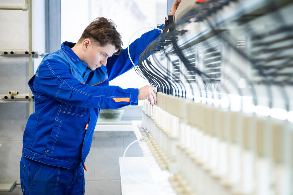 Сотрудник кафедры цветных металлов и золота НИТУ МИСИС следит за процессом сорбции в пульсационных колоннах