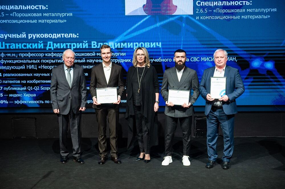 Сцена торжественного мероприятия «С наукой в сердце»