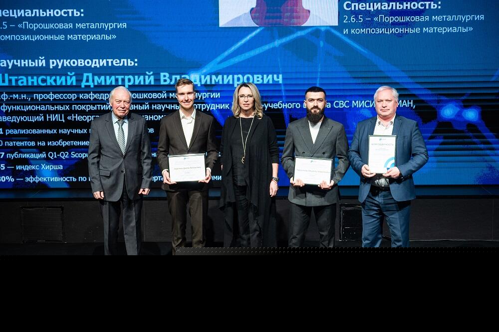 Сцена торжественного мероприятия «С наукой в сердце»