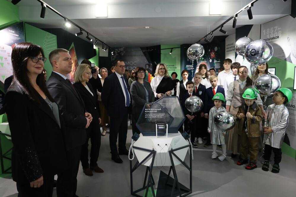 Ректор НИТУ МИСИС Алевтина Черникова и другие гости на открытии центра «Выставка «Железно!» в СТИ НИТУ МИСИС