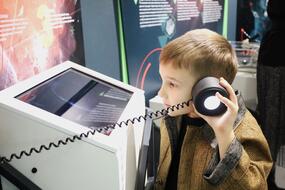 Ребёнок взаимодействует с экспонатом в зале «Космос. Вселенная. Жизнь» центра «Выставка «Железно!»