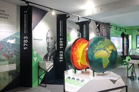 Экспонаты в зале «Космос. Вселенная. Жизнь» центра «Выставка «Железно!»