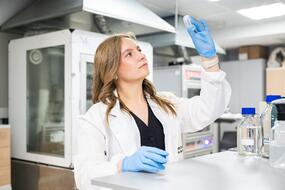 Юлия Макарец за работой в лаборатории НИТУ МИСИС